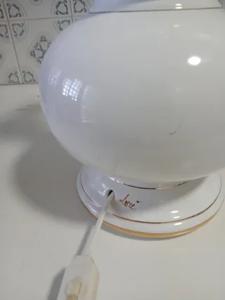 Pie de lámpara de cerámica blanco y dorado