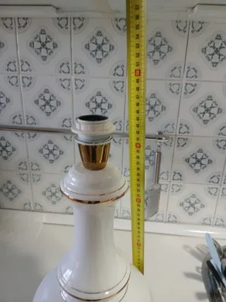 Pie de lámpara de cerámica blanco y dorado