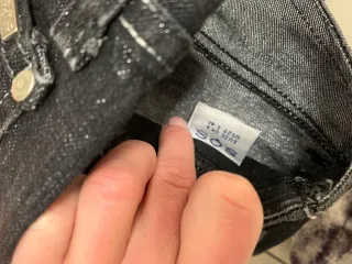 Camiseta naranja y vaqueros negros