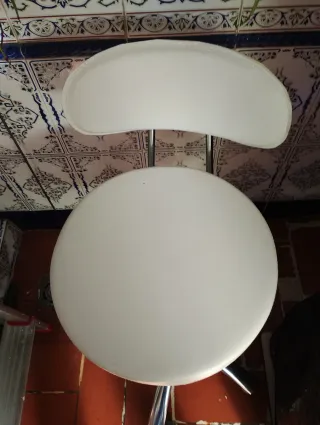 Silla de oficina blanca y plateada