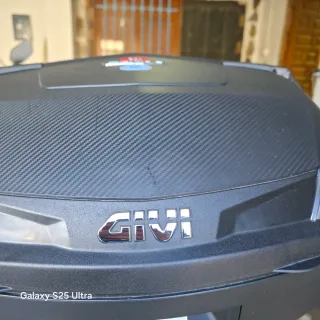 Baúl Givi V47 Negro con soporte