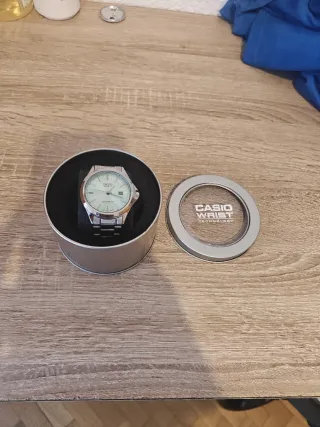 Reloj Casio Quartz Plata y Blanco