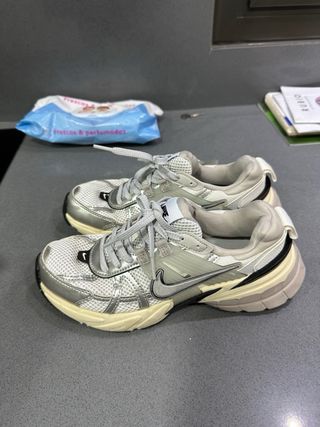 Zapatillas Nike 2VK Run Plata y Blanco