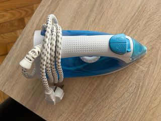 Plancha de vapor azul y blanca