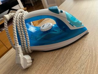 Plancha de vapor azul y blanca