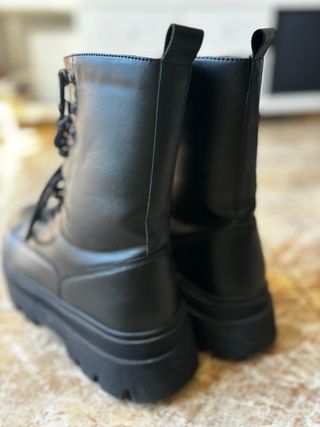 Stivali militari neri con lacci