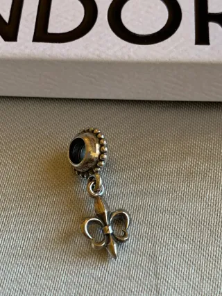 Charm Pandora Flor de Lis Plata