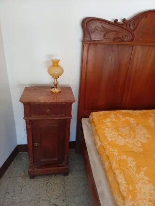 Cama antigua,con mesilla y lampara