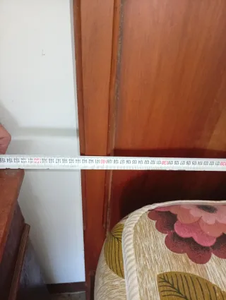 Cama antigua,con mesilla y lampara
