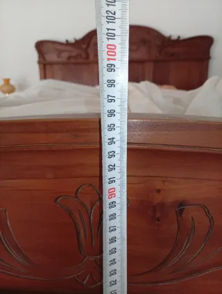 Cama antigua,con mesilla y lampara