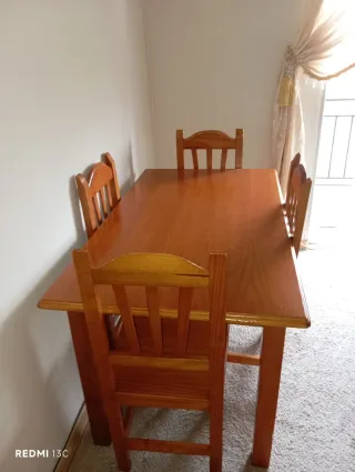 Mesa de comedor con 4 sillas de madera