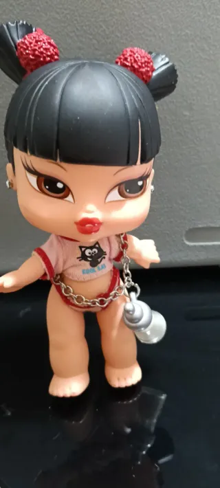 Bambola Bratz con catena e biberon