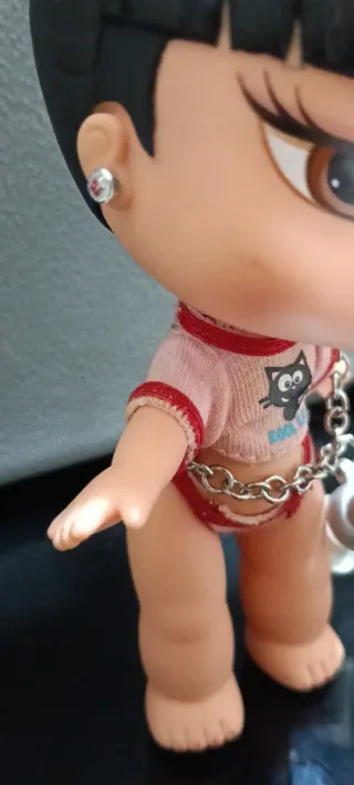 Bambola Bratz con catena e biberon