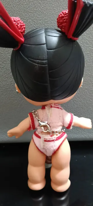 Bambola Bratz con catena e biberon