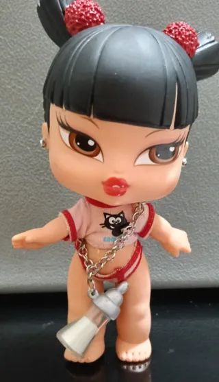 Bambola Bratz con catena e biberon