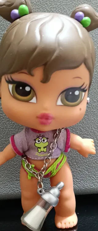 Bambola Bratz con biberon e catena