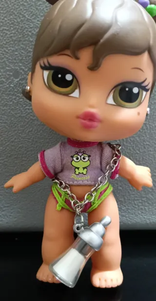Bambola Bratz con biberon e catena