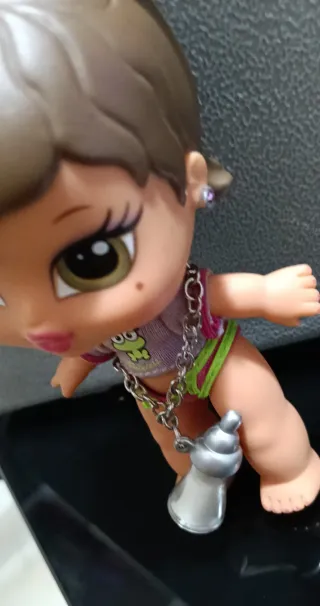 Bambola Bratz con biberon e catena