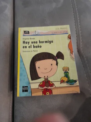 HAY UNA HORMIGA EN EL BAÑO