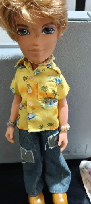 Bambola Bratz con camicia hawaiana