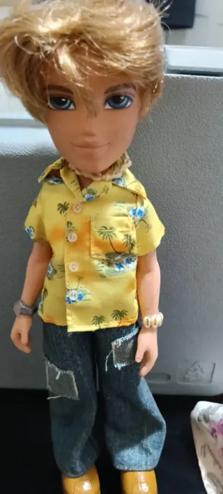 Bambola Bratz con camicia hawaiana