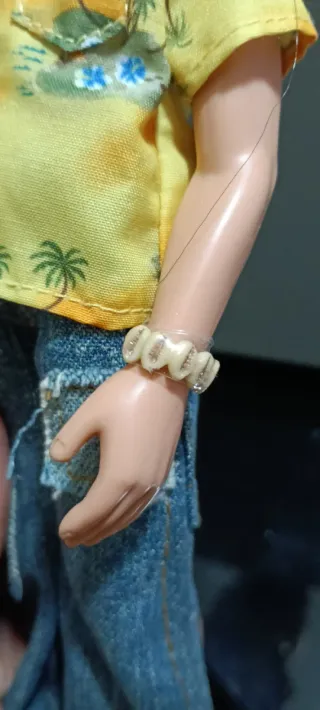 Bambola Bratz con camicia hawaiana