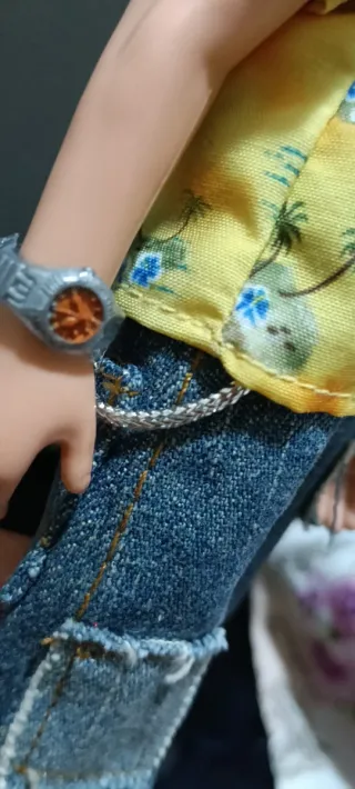 Bambola Bratz con camicia hawaiana