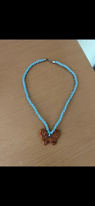 Collana con ciondolo a farfalla