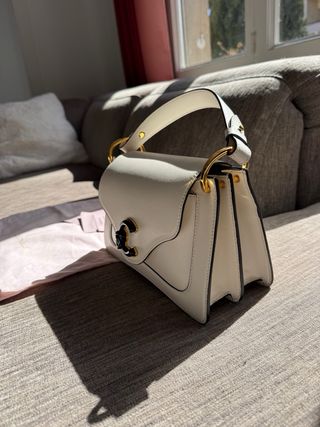 Bolso blanco con detalle dorado