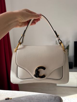Bolso blanco con detalle dorado