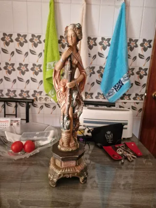 Figura antigua mujer con peces