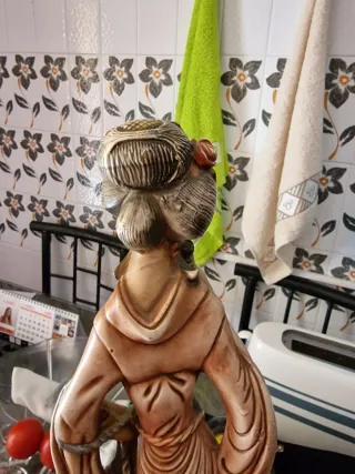 Figura antigua mujer con peces