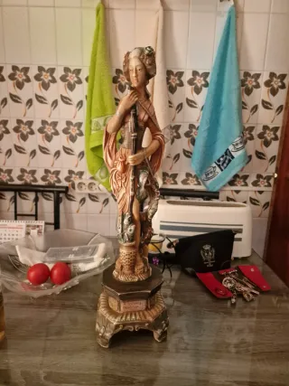 Figura antigua mujer con peces
