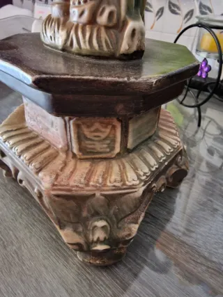 Figura antigua mujer con peces