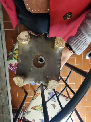 Figura antigua mujer con peces