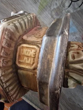 Figura antigua mujer con peces