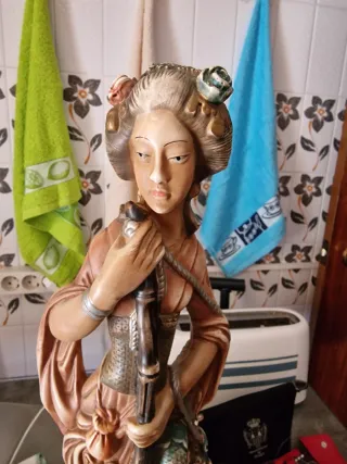 Figura antigua mujer con peces