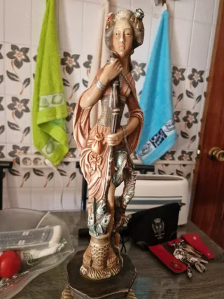 Figura antigua mujer con peces