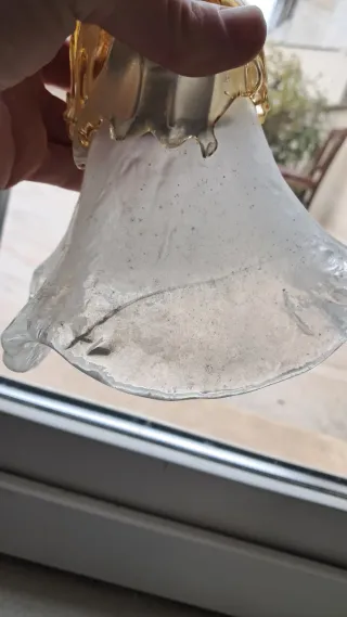 Lámpara de techo colgante doble.