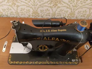Máquina de coser ALFA antigua con mueble