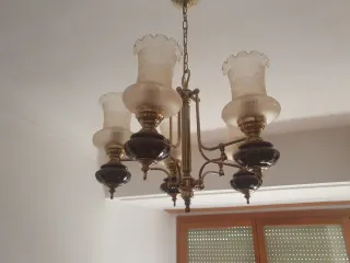 Lámpara de techo dorada y marrón