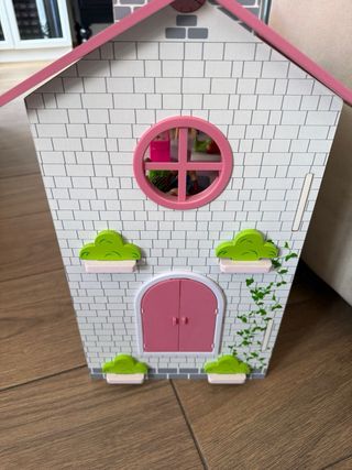 Casa de muñecas de madera