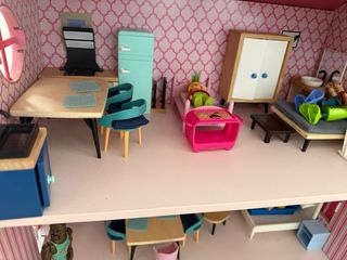 Casa de muñecas de madera