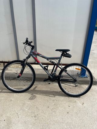 Bicicleta de montaña gris
