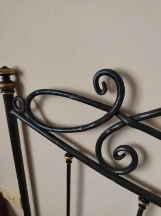 Cabecero de forja negro y dorado Peña Vargas