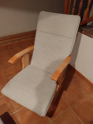 Mecedora y reposapiés madera y tela.