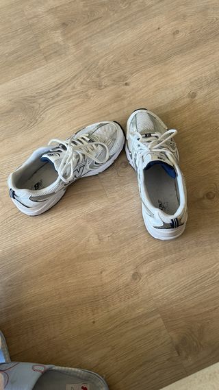 Zapatillas New Balance grises y blancas