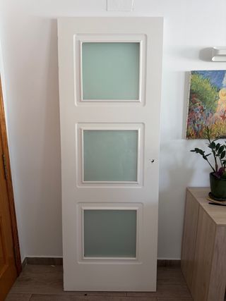 Puerta blanca con 3 paneles de cristal