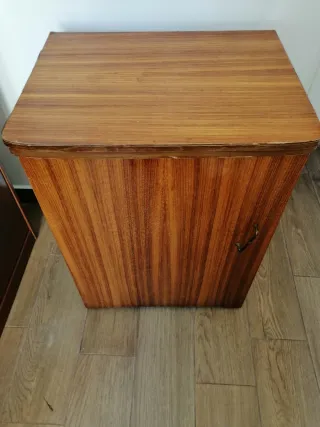 Máquina de coser Singer con mueble