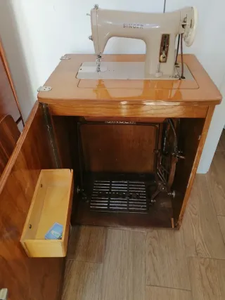 Máquina de coser Singer con mueble